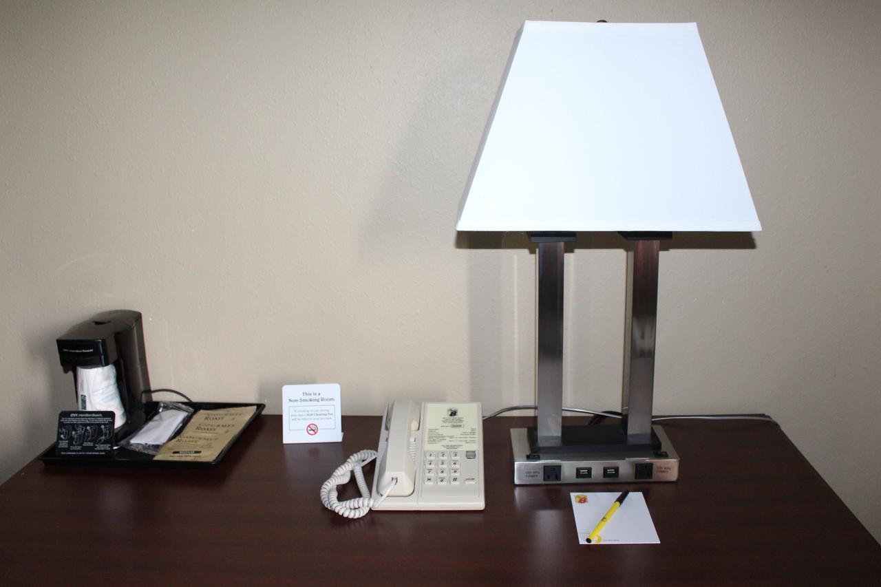 Hotel Super 8 By Wyndham Washington Extérieur photo